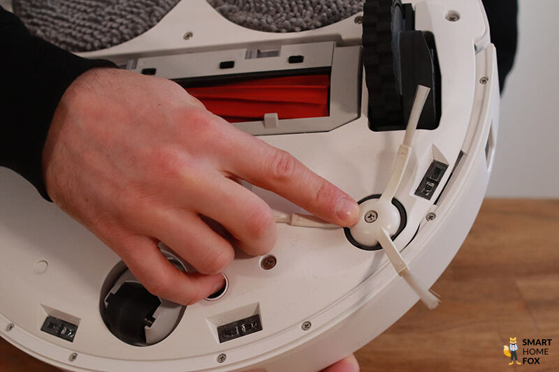 Die verschraubte Seitenbürste des Roborock Q Revo MaxV ist zu sehen.